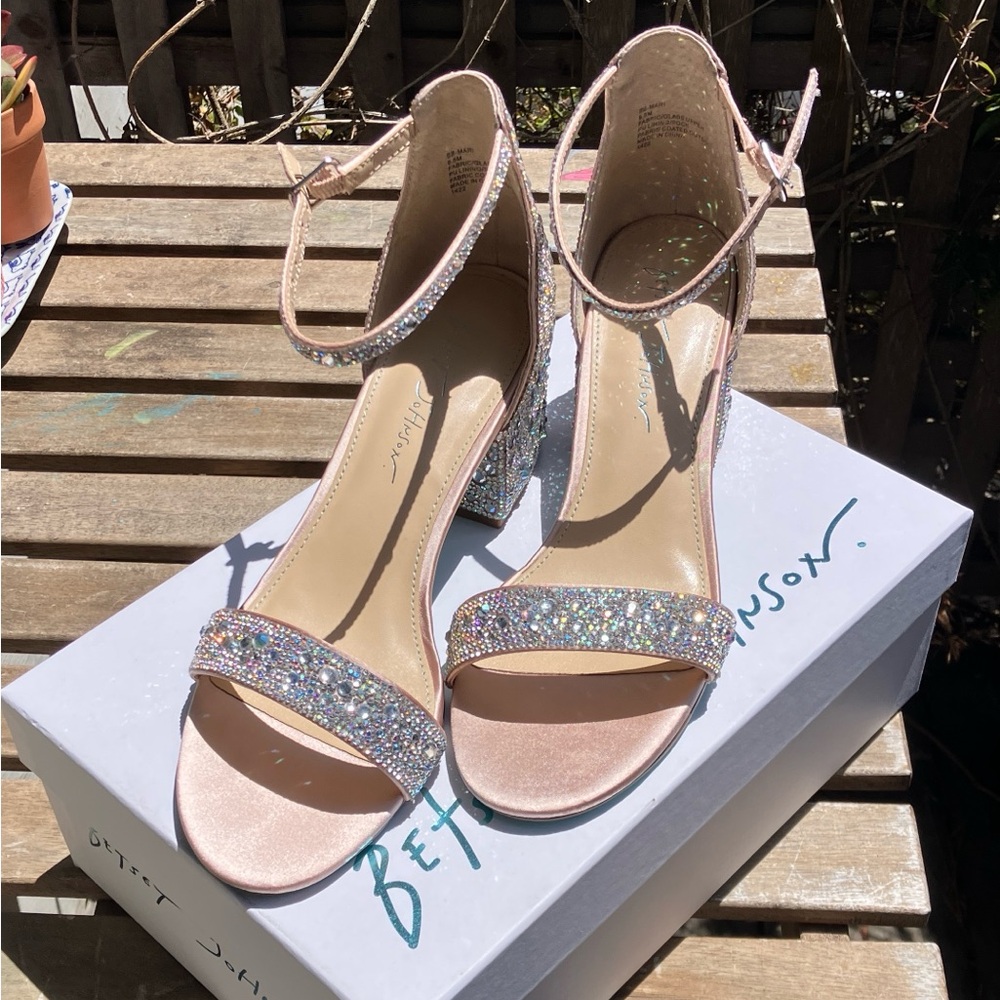 Betsey Johnson Mari sparkle heels 8.5 Champagne